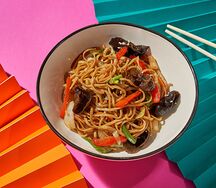 Жареная лапша с овощами и древесными грибами