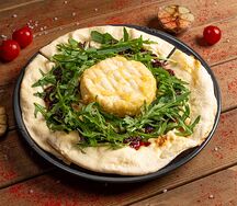 Запеченный камамбер с рукколой и вишневым конфи