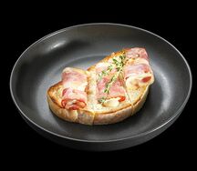Брускетта с камамбером и беконом