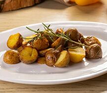 Молодой картофель с чесноком и розмарином