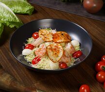 Салат Цезарь с тигровыми креветками