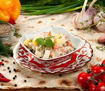 Салат Оливье с колбасой