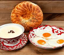 Овсяная каша с яичницей и лепешкой