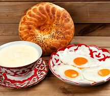 Рисовая каша с яичницей и лепешкой