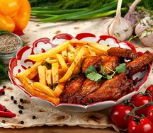 Куриные крылья BBQ с картофелем фри