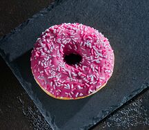 Донат ягодный микс