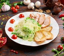 Салат Цезарь с курицей