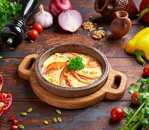 Сулугуни, жаренный с помидорами на кеци