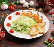 Салат Цезарь с креветками