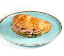 Круассан с ветчиной и огурцом