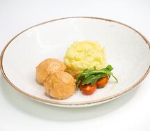 Тефтели из говядины в сливочно-томатном соусе с пюре