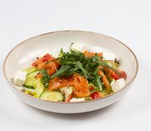 Салат с семгой и сыром Фета