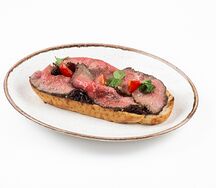 Брускетта с ростбифом и карамелизованным луком