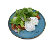 Салат с яйцом пашот и томатами