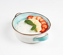 Рисовая каша с бананом и клубникой