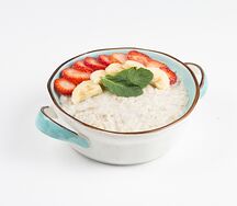 Овсяная каша с бананом и клубникой