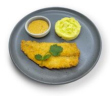 Филе тилапии с картофельным пюре и сливочно-томатным соусом