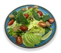 Салат с хрустящими кубиками тофу и авокадо