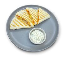 Кесадилья с курицей и овощами