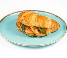 Круассан с лососем и творожным сыром