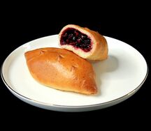 Пирожок с вишней