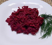 Салат из свеклы с сыром и чесноком
