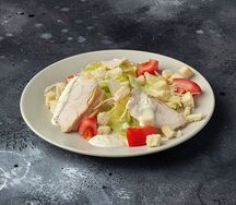 Салат Цезарь и пицца