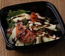 Салат Капрезе и пицца