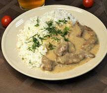 Курица в сливочном соусе с гарниром на выбор