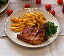 Свиная корейка на гриле с картошкой фри