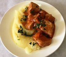 Гуляш из говядины с подливкой