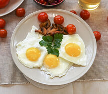 Глазунья с шампиньонами и черри