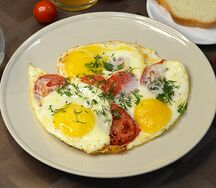 Яичница с помидорами