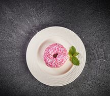 Пончик клубничный