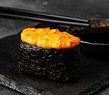 Гункан с лососем запеченный