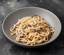 Лапша с говядиной под сливочным соусом