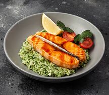 Лосось под соусом унаги на сливочном рисе со шпинатом