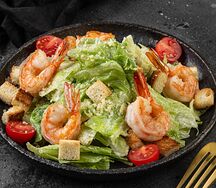 Салат Цезарь с тигровыми креветками