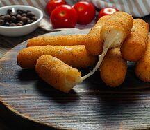 Сырные палочки со сладким соусом