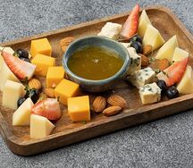 Тарелка грузинских сыров