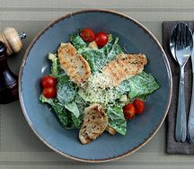 Цезарь с куриной грудкой гриль