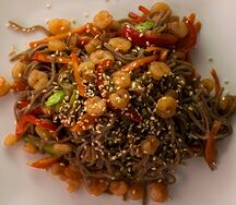 Соба с овощами, курицей или креветками