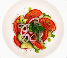 Салат из свежих огурцов и томатов