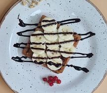 Вафля с бананом и вареной сгущенкой