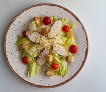 Салат Цезарь с курицей