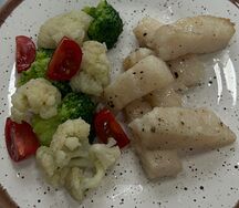 Рыбка Дори с цветной капустой и брокколи