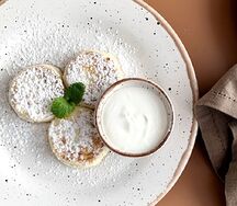 Сырники со сметаной и повидлом