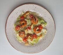 Салат Цезарь с креветками