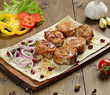 Рулет из cвинoй мякоти с курдюком