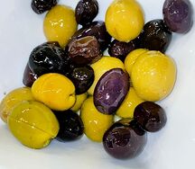 Ассорти оливок и маслин
